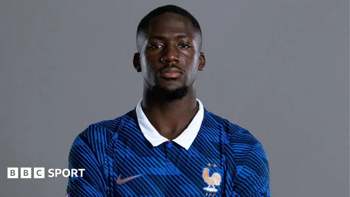 Jugador posando con camiseta de Francia en fondo gris