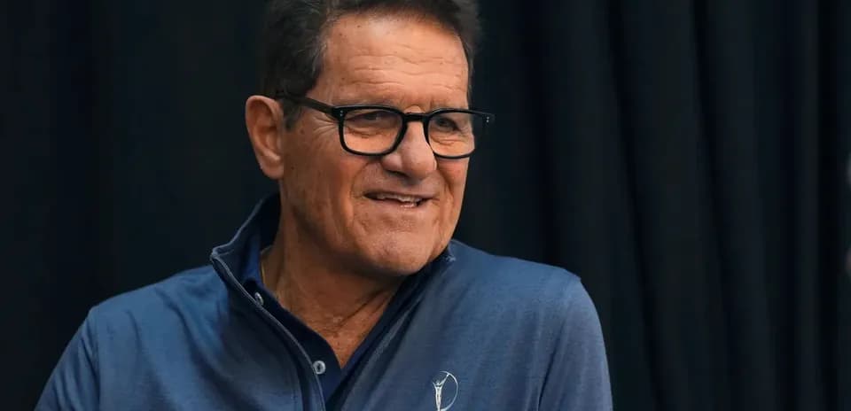 Hombre sonriendo con camisa azul en conferencia