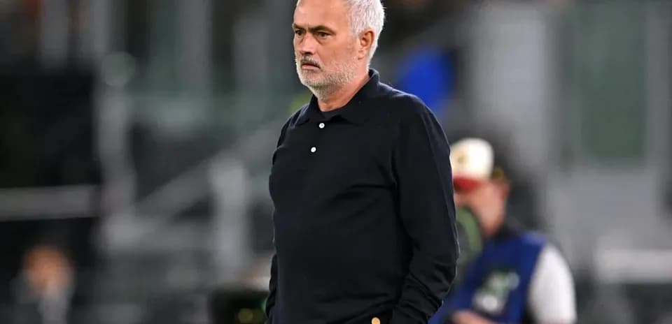 Entrenador observando el partido desde la línea lateral