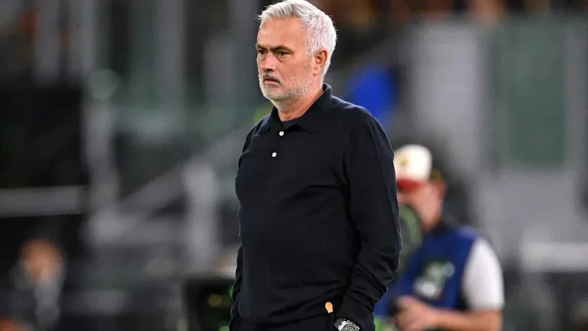 Entrenador observando el partido desde la línea lateral