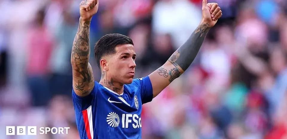 Jugador con camiseta azul levantando dos pulgares