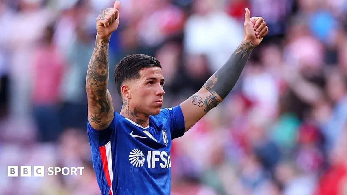 Jugador con camiseta azul levantando dos pulgares