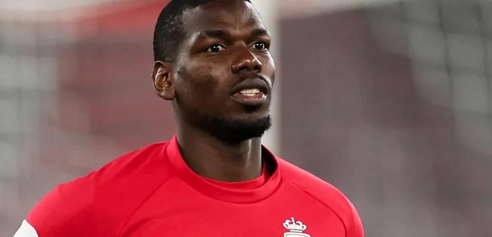Jugador entrenando con camiseta roja de AS Monaco