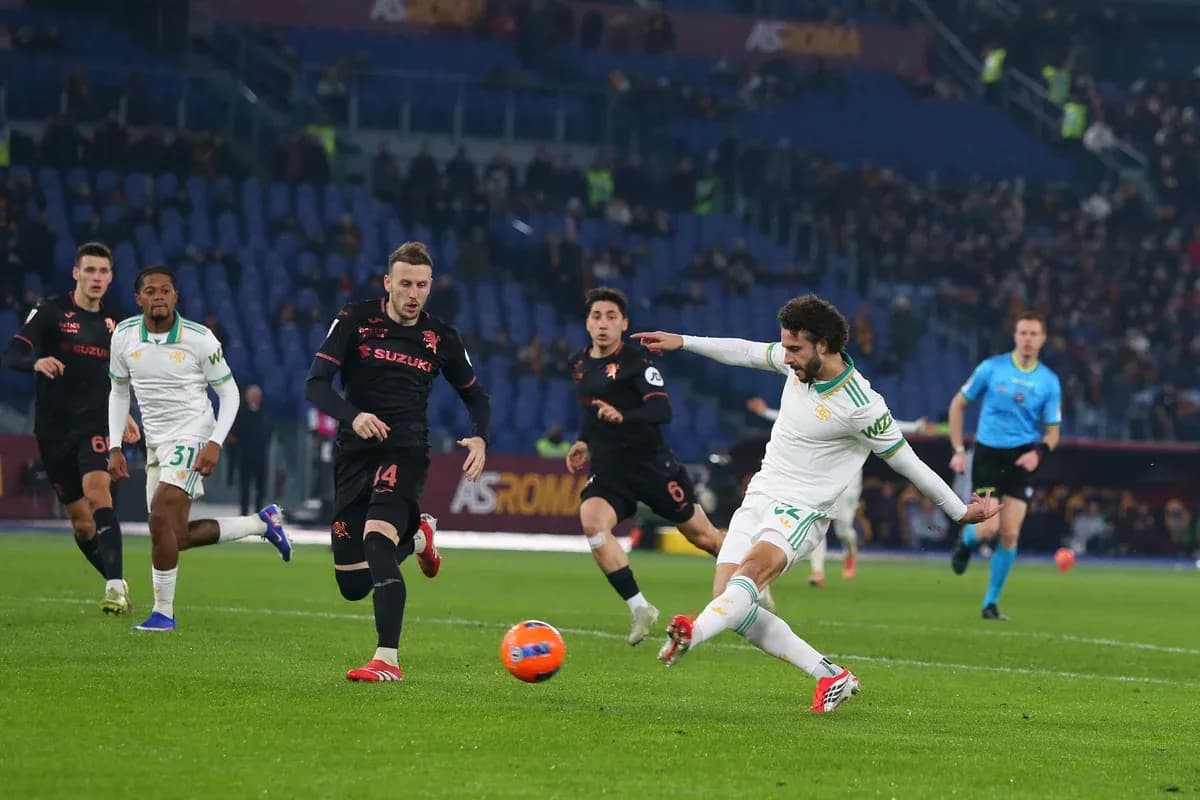 Un jugador de AS Roma intenta interceptar el balón