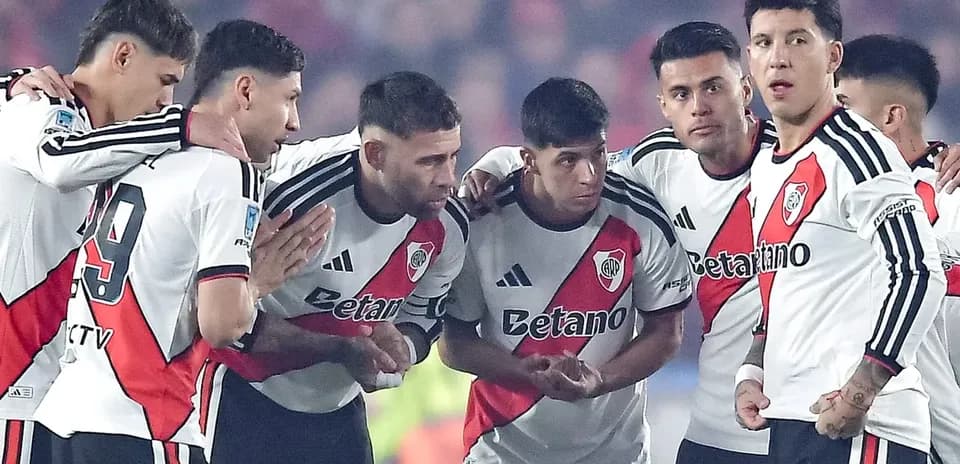Jugadores de River Plate en una reunión táctica
