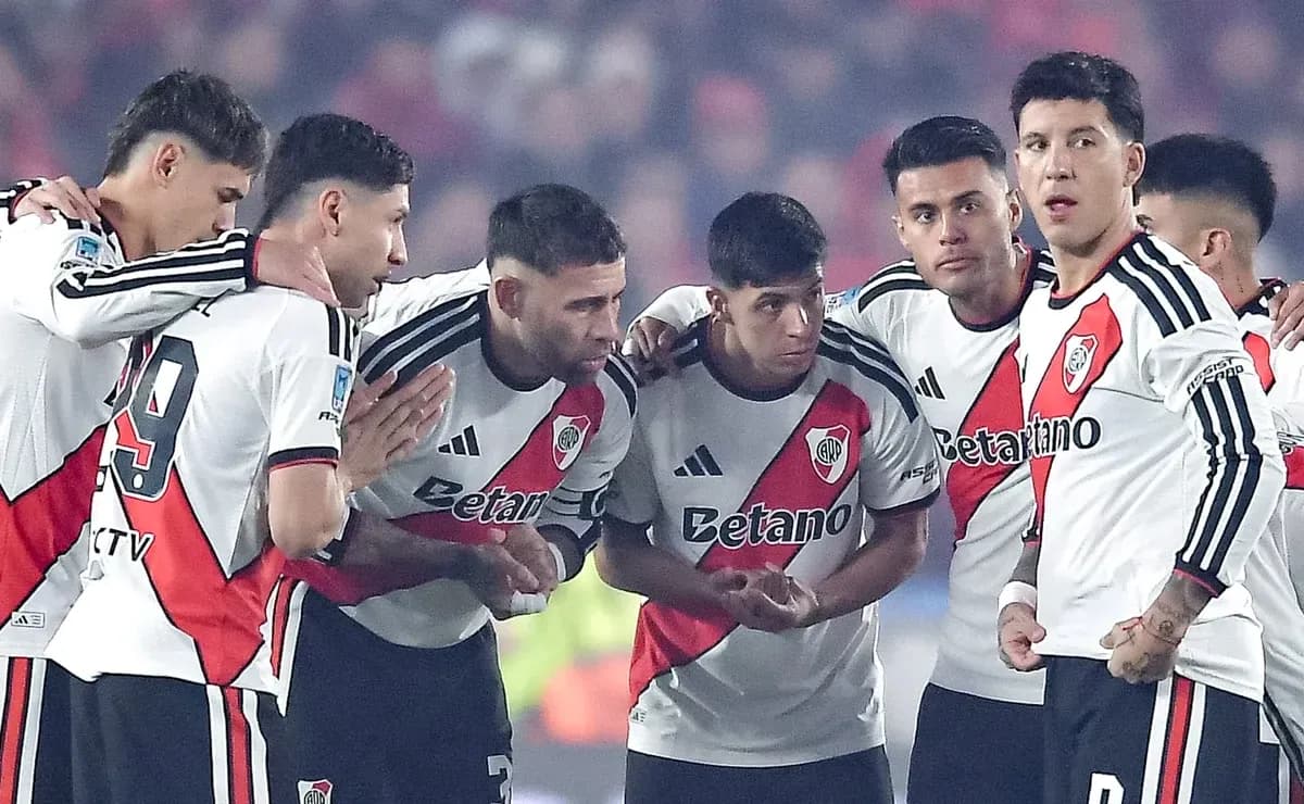 Jugadores de River Plate en una reunión táctica