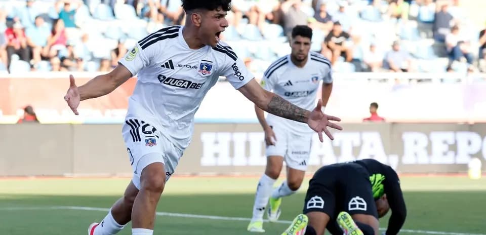 Jugador de Colo Colo celebra un gol