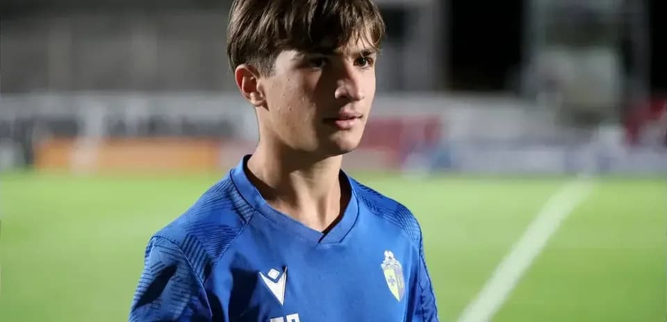 Jugador en uniforme azul en campo de fútbol