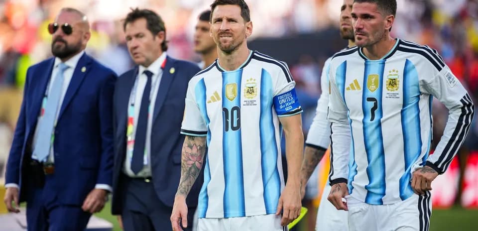 Lionel Messi y compañeros saliendo del campo