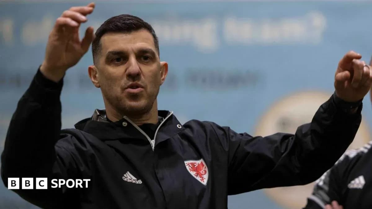 Entrenador dando instrucciones durante una sesión