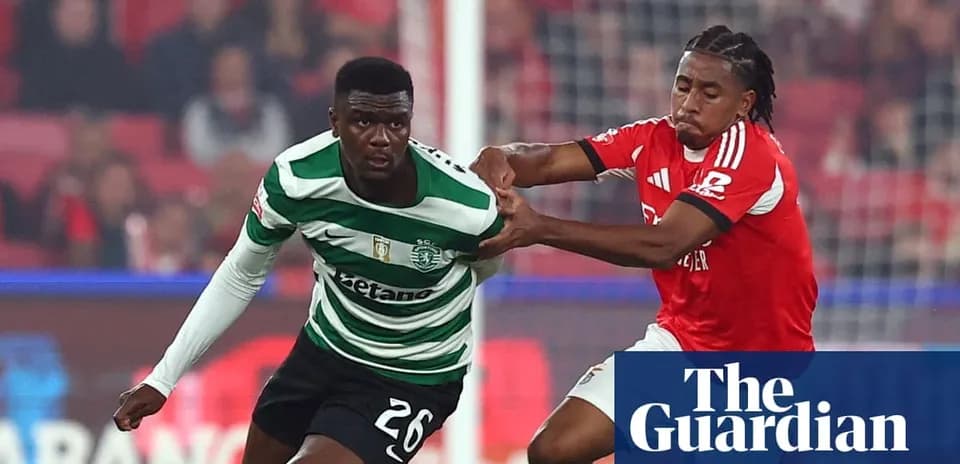Jugador del Sporting lucha por el balón contra rival