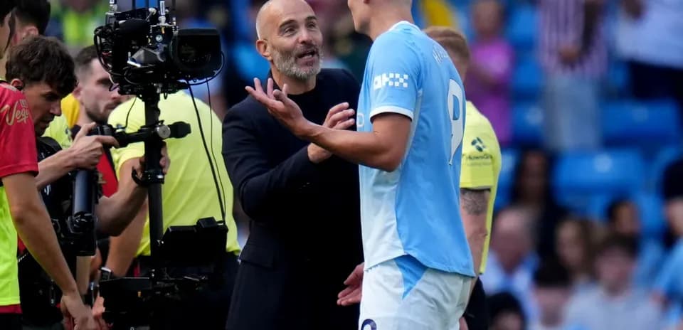 Entrenador conversando con jugador en el campo