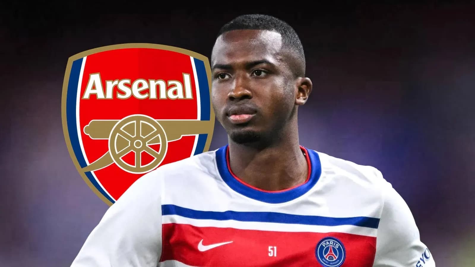 Jugador de PSG con logo de Arsenal de fondo