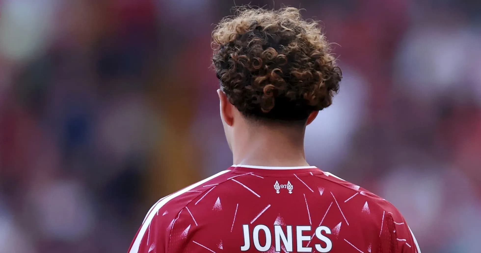 Jugador con camiseta roja y apellido Jones visible