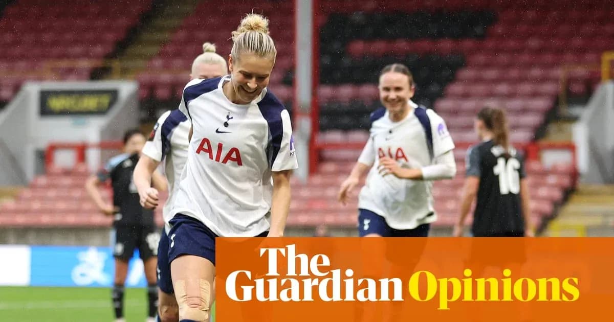 Jugadoras de Tottenham celebrando en el campo de fútbol