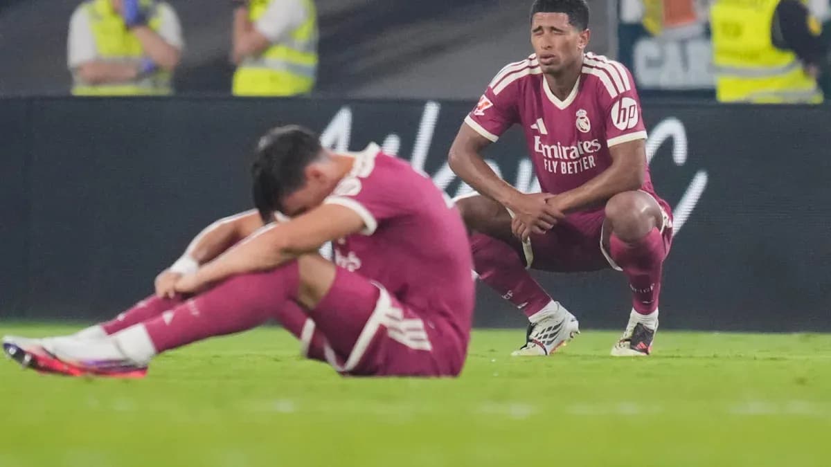 Jugadores de Real Madrid sentados en el campo