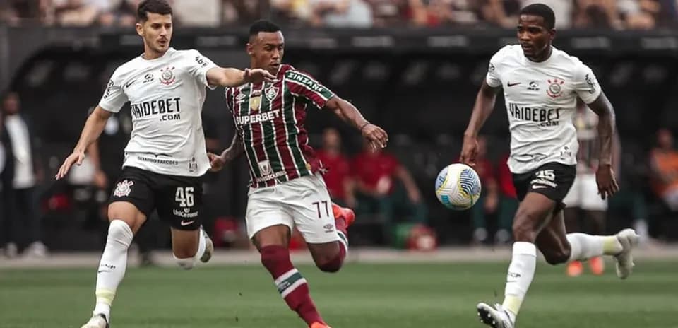 Jugadores de Corinthians y Fluminense en acción