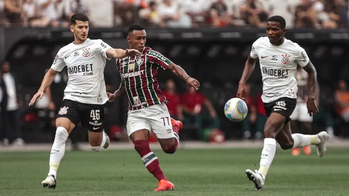 Jugadores de Corinthians y Fluminense en acción
