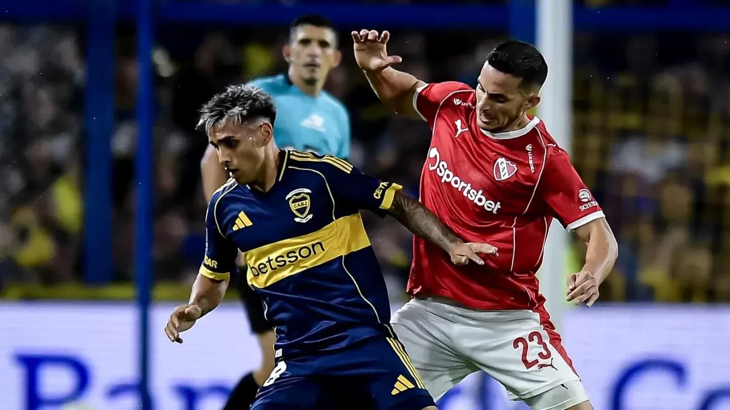 Jugadores de Independiente y Boca Juniors en acción