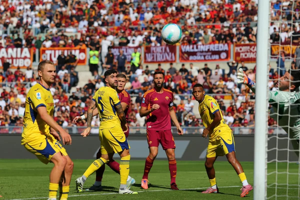 Jugadores de Hellas Verona y AS Roma en el partido