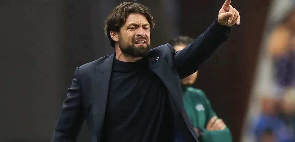 Entrenador dirigiendo a su equipo durante el partido