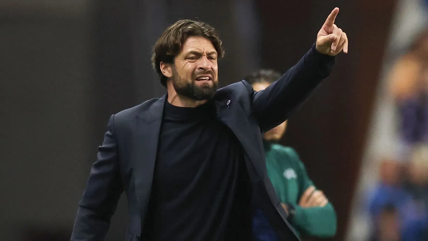 Entrenador dirigiendo a su equipo durante el partido