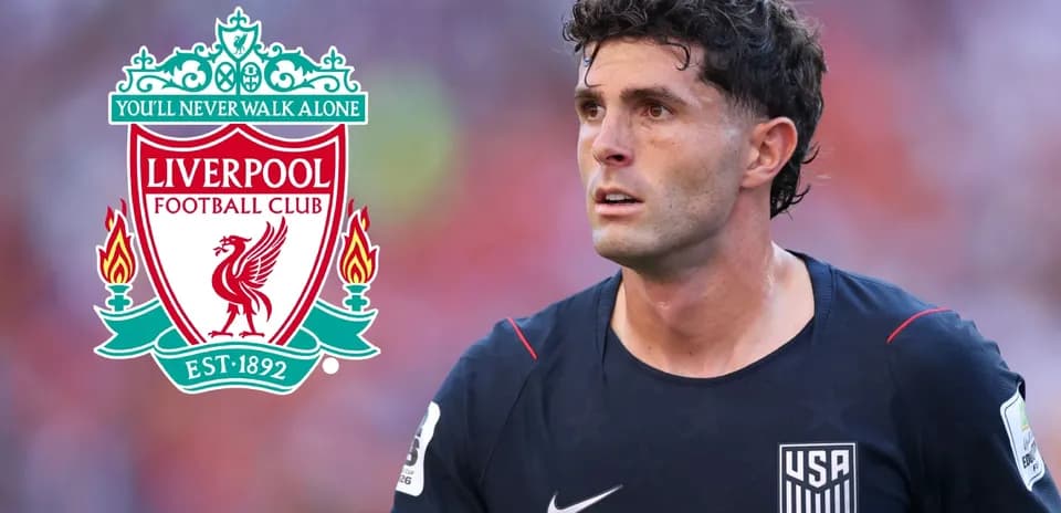 Jugador de fútbol con camiseta de Estados Unidos y logo de Liverpool