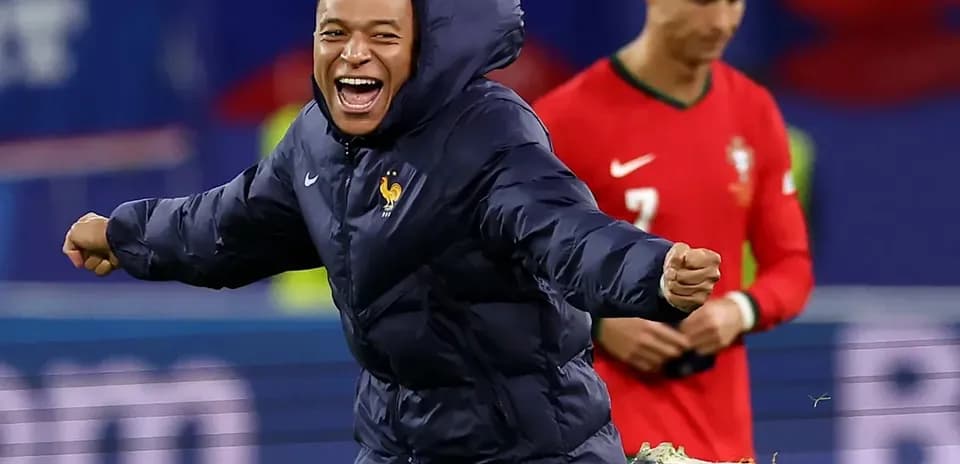 Jugador de Francia celebrando en el campo de juego