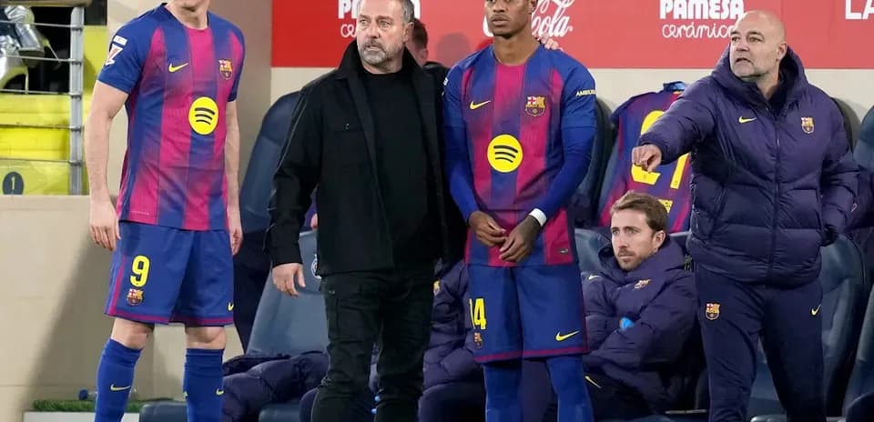 Jugadores y cuerpo técnico del Barcelona en el banquillo
