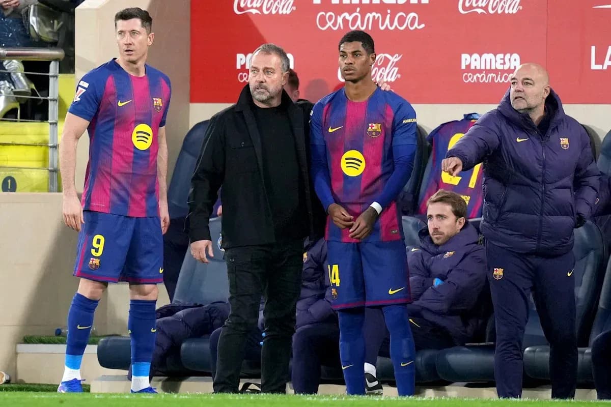 Jugadores y cuerpo técnico del Barcelona en el banquillo