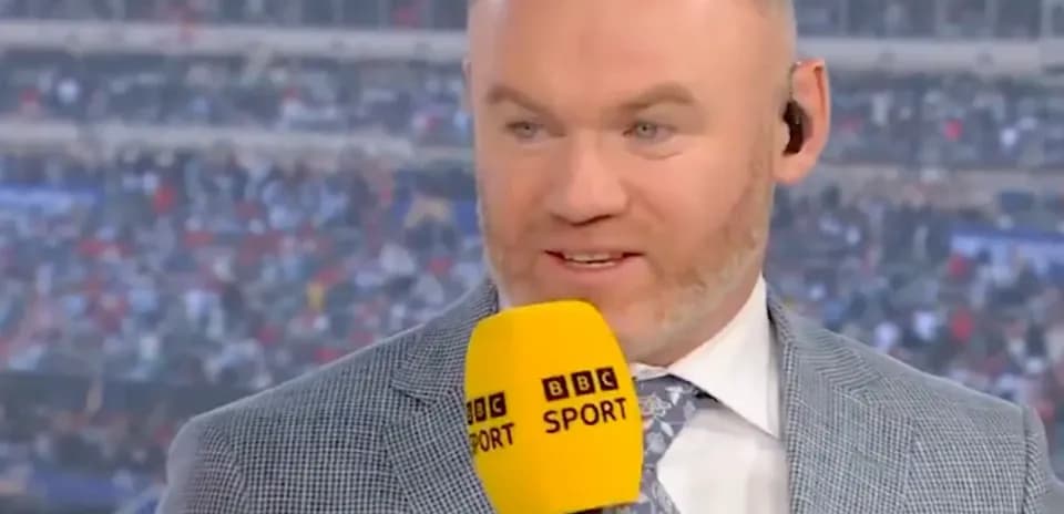 Analista hablando en estudio con micrófono de BBC Sport