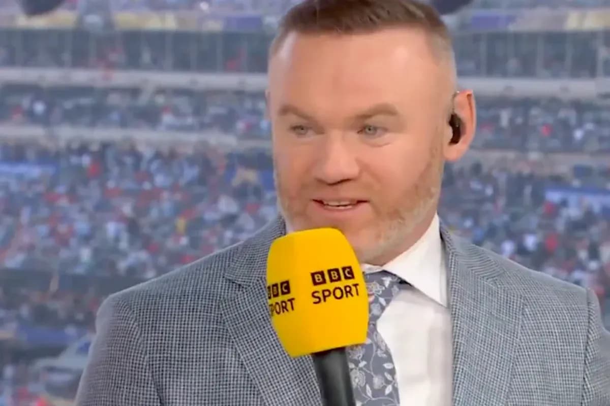 Analista hablando en estudio con micrófono de BBC Sport