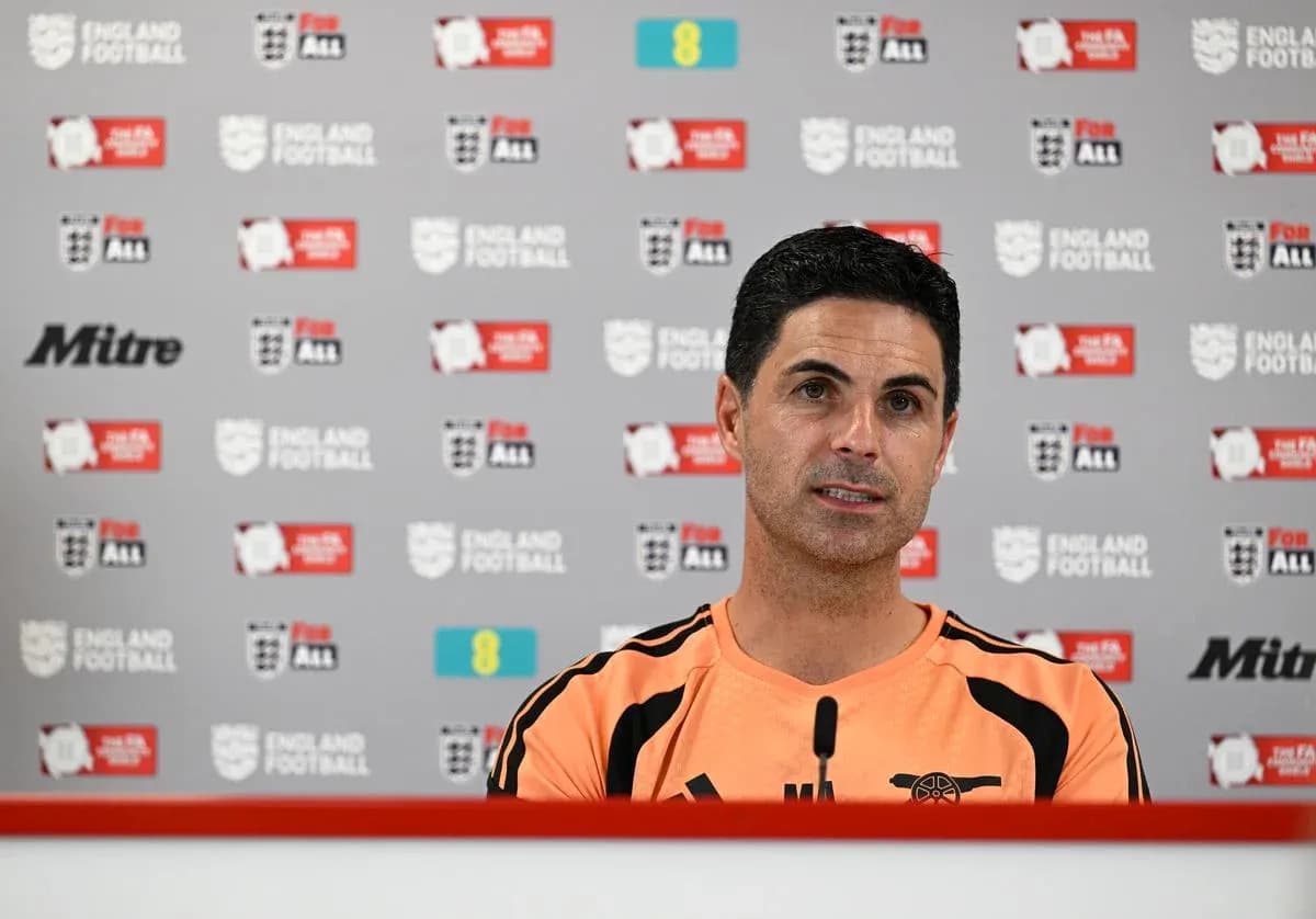 Entrenador en conferencia de prensa con fondo institucional