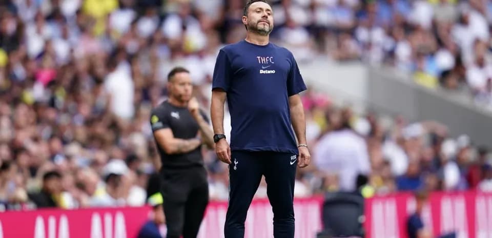 Entrenador de Tottenham en la línea de banda