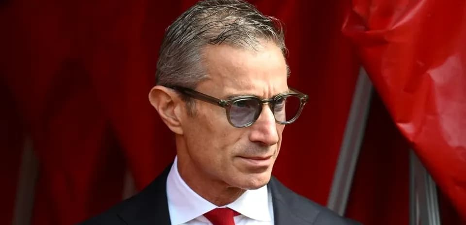 Persona con gafas frente a fondo rojo