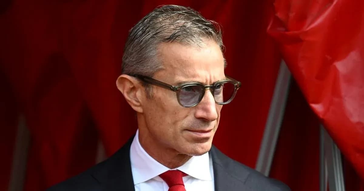 Persona con gafas frente a fondo rojo