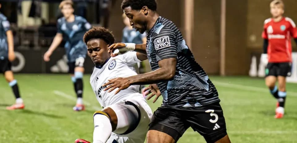 Jugador de Tacoma Defiance desafiando a un oponente