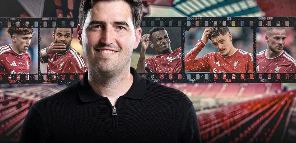 Entrenador con jugadores de Liverpool en fondo