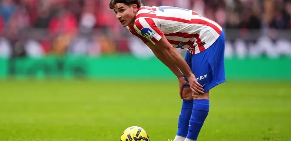 Jugador de Atlético de Madrid preparándose para un tiro libre