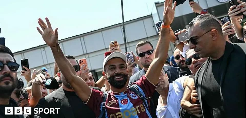 Jugador saludando a aficionados en evento de presentación