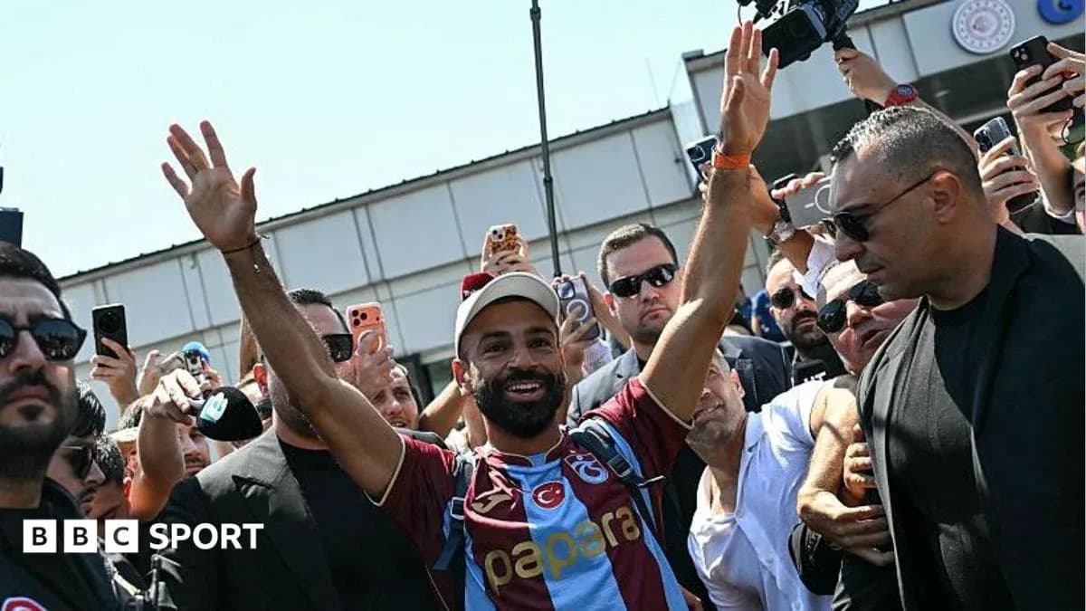Jugador saludando a aficionados en evento de presentación