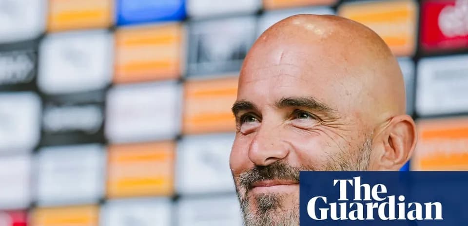 Entrenador sonriendo en conferencia de prensa