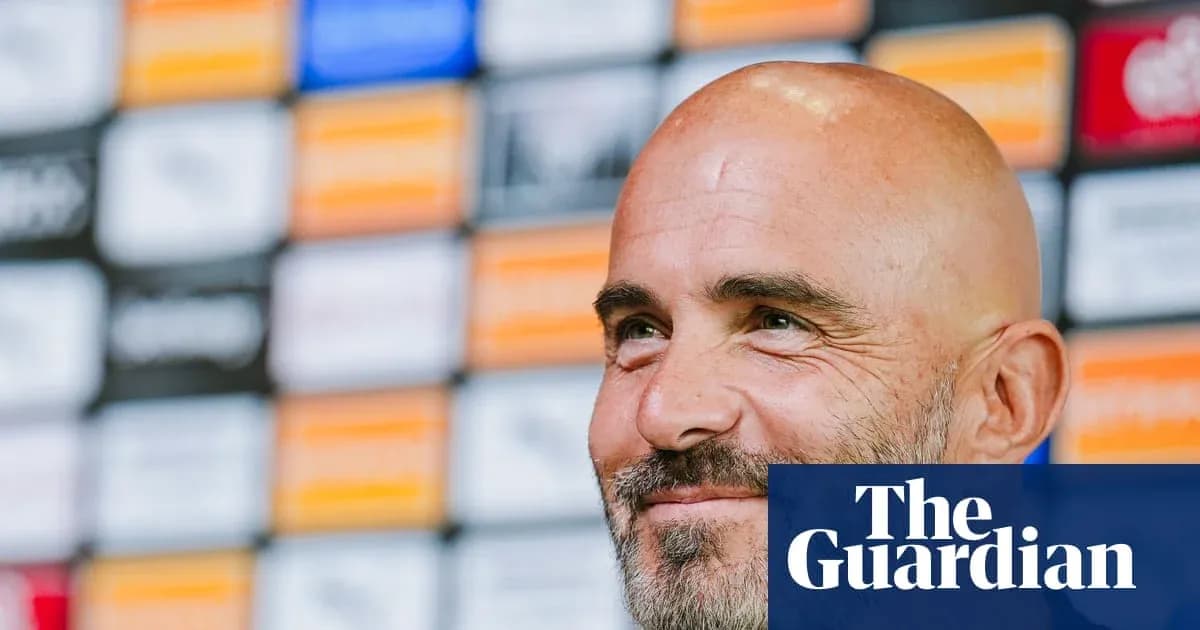 Entrenador sonriendo en conferencia de prensa