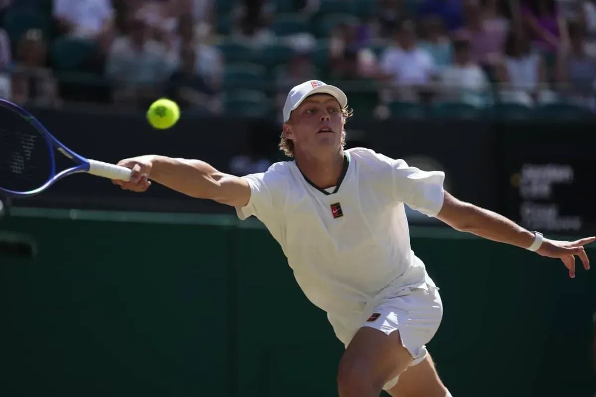Jugador de tenis golpeando una pelota en la cancha