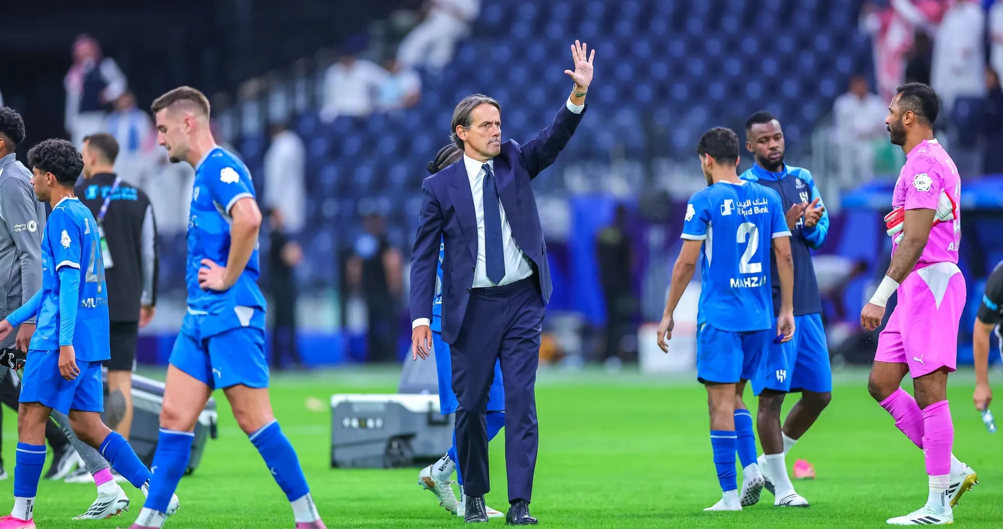 Entrenador saludando tras el partido con jugadores