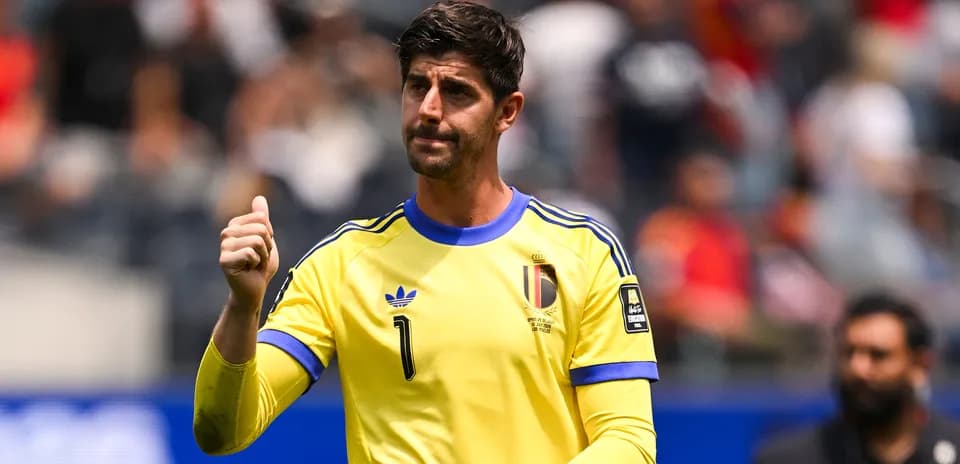 Portero belga en acción durante el partido