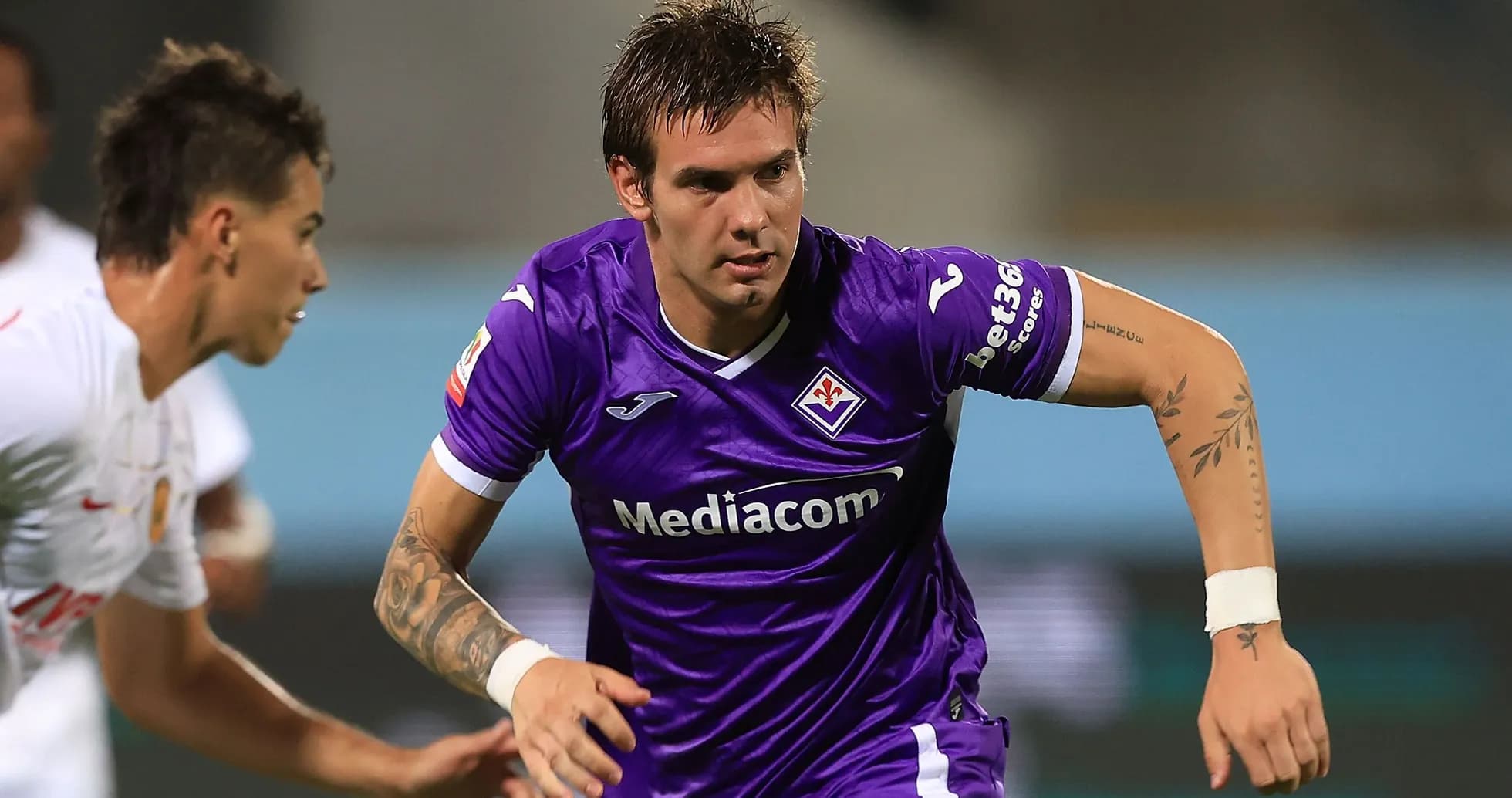 Jugador de Fiorentina corriendo con el balón