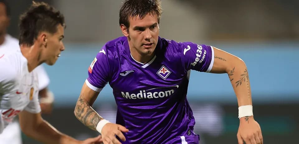 Jugador de Fiorentina corriendo con el balón