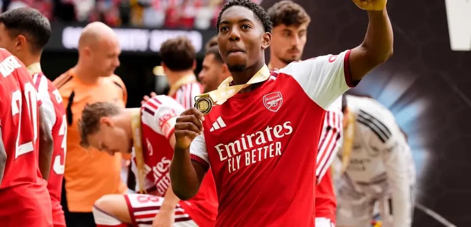 Jugador de Arsenal celebrando con medalla dorada
