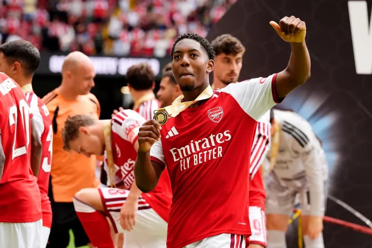 Jugador de Arsenal celebrando con medalla dorada